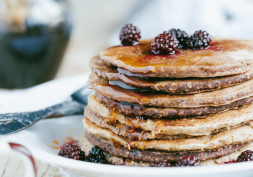 Découvrez les bienfaits des pancakes aux flocons d'avoine et savourez une délicieuse recette